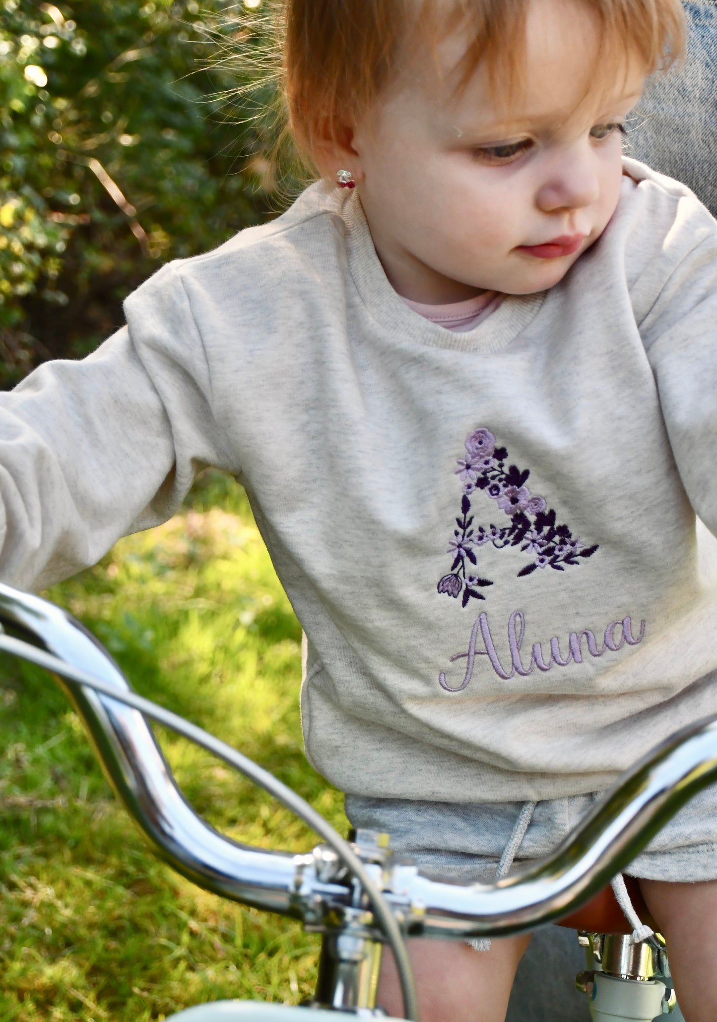 Trui met bloemenletters