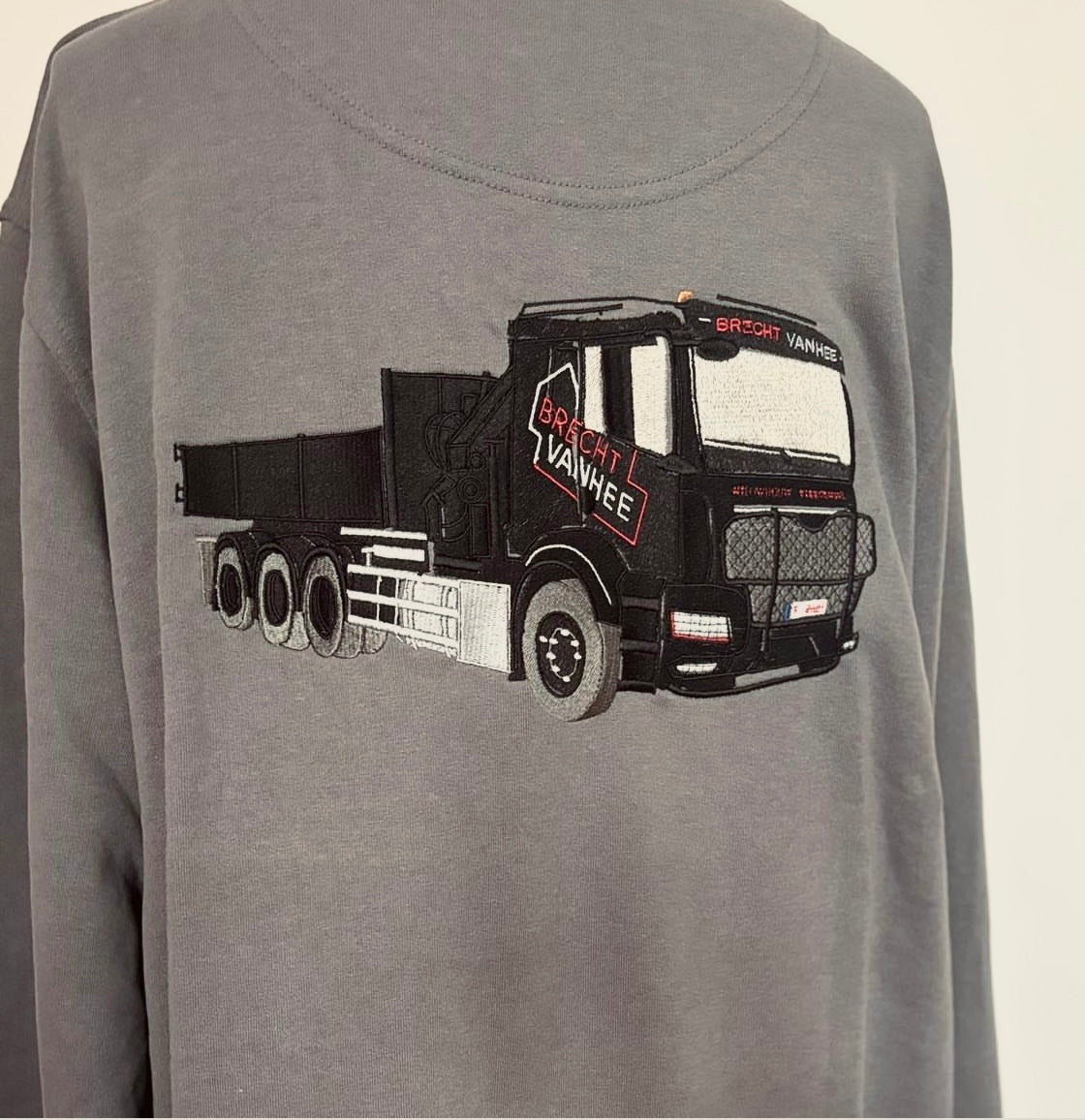 Trui met voertuig geborduurd