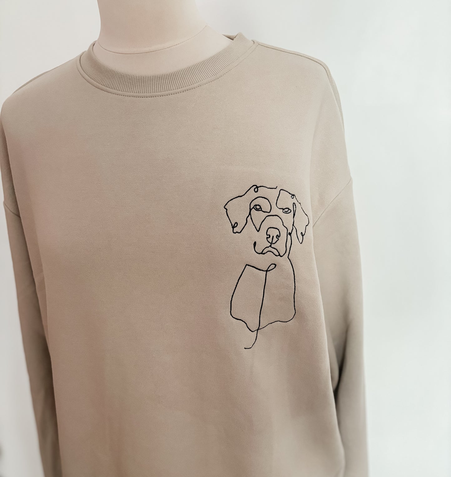 Sweater met lijntekening hond geborduurd