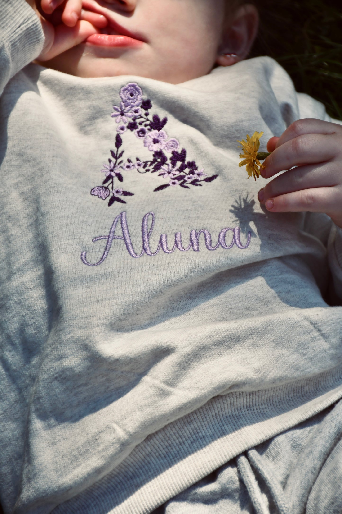 Trui met bloemenletters