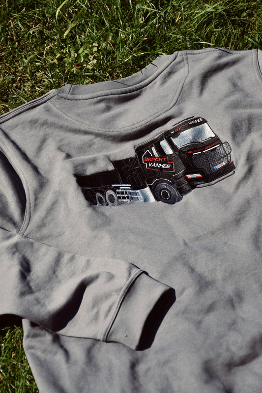 Trui met voertuig geborduurd