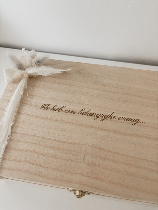 Houten kist gegraveerd