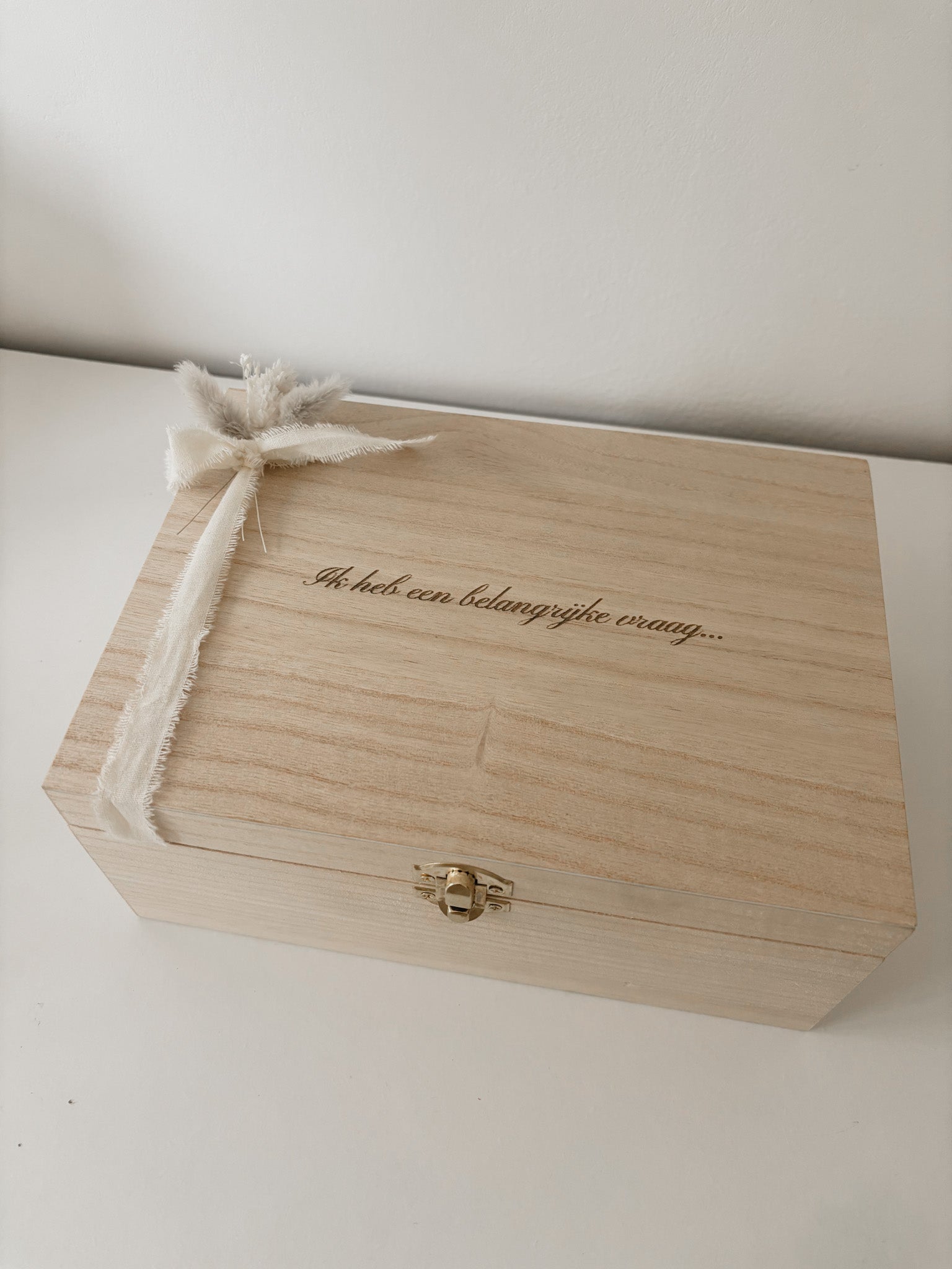 Houten kist gegraveerd met tekst