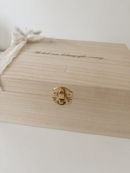 Houten kist gegraveerd met tekst