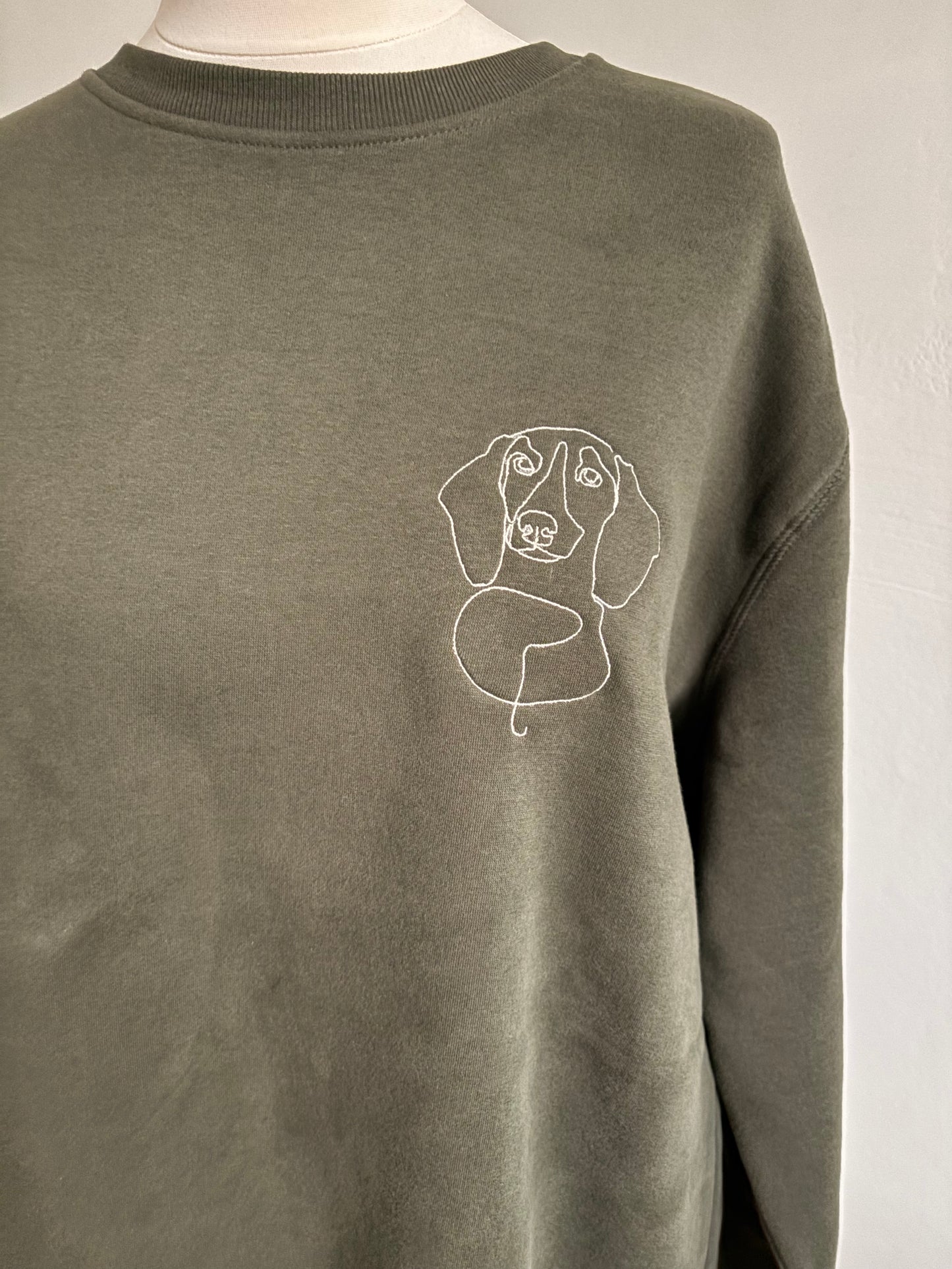 Sweater met lijntekening hond geborduurd