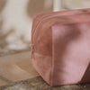 Velvet toilettas geborduurd met naam